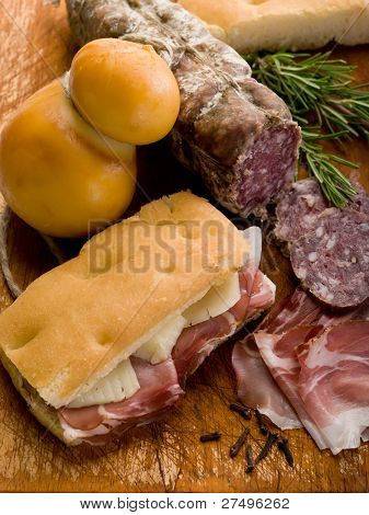 Focaccia mit Schinken Salami und Käse über Schneidebrett