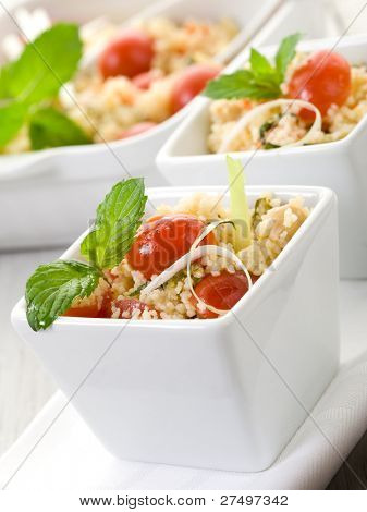 cous cous di verdure con pomodori ciliegia e foglia di menta