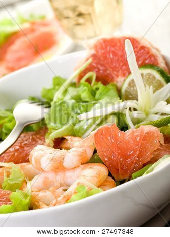 rejesalat med skive grapefrugt og salat