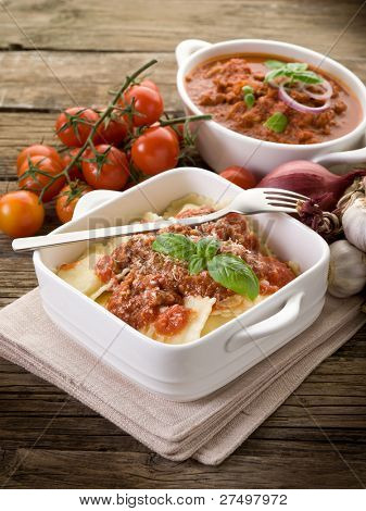 Ravioli con ragù sul tavolo di legno