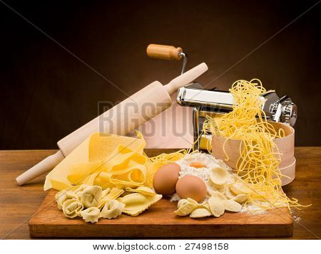 traditionelle italienische hausgemachte Pasta mit Zutaten