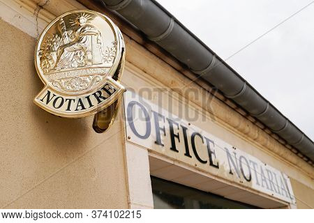 Bordeaux , Aquitaine / France - 06 20 2020 : Gold Plate Sign Notaire Logo In Wall Building Office Fo