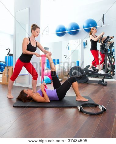 Aerobic pilates tělocvična žen osobní trenér s ribber kapelou