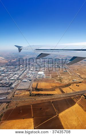 Decollo aereo da Madrid Barajas sopra campi di grano dorato