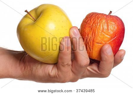 Hand des Mannes mit veralteten Apple isoliert auf weißem Hintergrund
