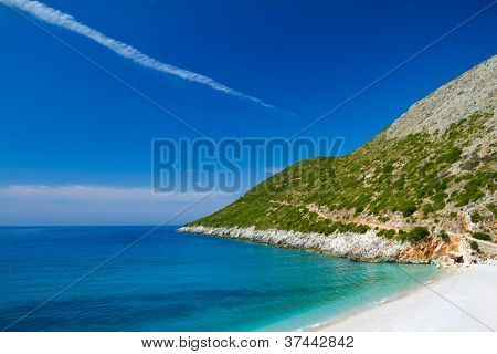 Mooie zonnige strand met wit zand en blauw water