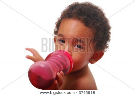 Multi-race Baby drikker