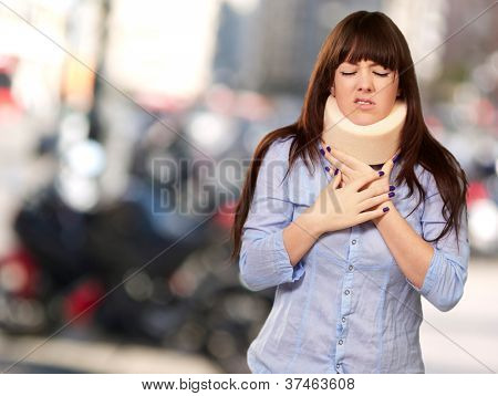 Žena na sobě Neckbrace, venkovní
