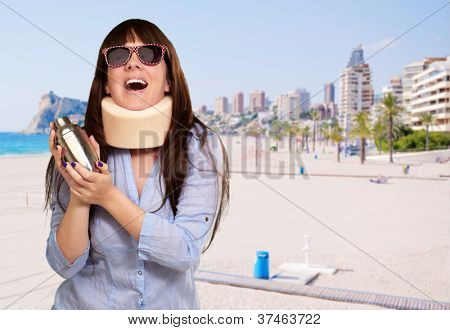 Žena nosí Neckbrace drží na třepačce, venkovní