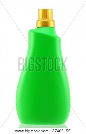 Frontais de uma verde garrafa de detergente líquido para máquina de lavar roupa, isolada no branco est