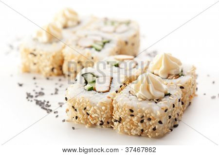 Maki Sushi - Roll lavet af kød og agurk inde. Sesam ouside. Toppet med flødeost