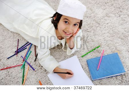 Arabské chlapce dělat domácí úkoly