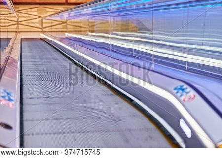 Moving Walkway In Shopping Center. Horizontal Slow-moving Conveyor Mechanism For Easy Elevation. Tra