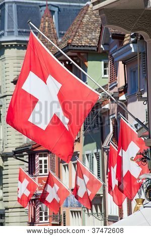Gamle gade Augustinergasse i Zürich dekoreret med schweiziske flag