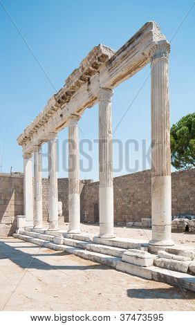 Храм Траяна в Acropolis Пергамон в Турции