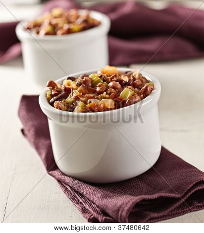 Schüssel mit Chili-Rindfleisch-Chili mit Tiefenschärfe erschossen.