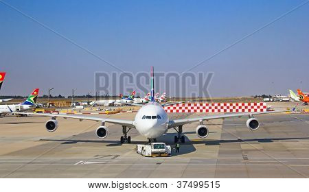 JOHANNESBURG - duben 18:Airbus A340 zdanění pro vystupování cestujících na 18. dubna 2012 v Johannes