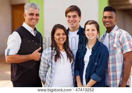 fröhlich männlich High-School-Lehrer mit Schüler im Freien stehen