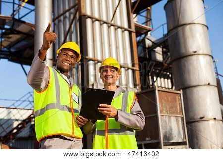 陽気な燃料精製プラントで化学労働者