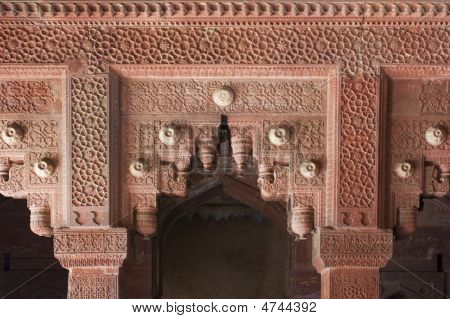 Gateway di pietra rosso intagliato al forte rosso di Agra, India