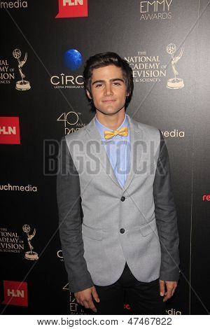 BEVERLY HILLS - JUN 16: Max Ehrich, 40 yıllık gündüz Emmy Ödülleri Beverly Hilton Hote