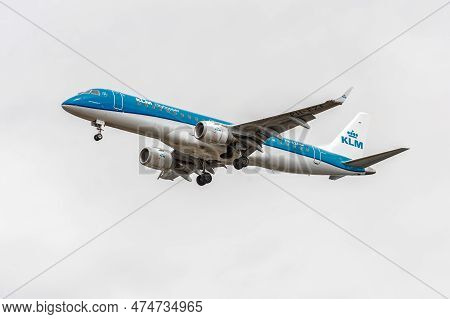 London, England - August 22, 2016: Ph-ezf Klm Cityhopper Embraer Erj-190 Landing In International Lo