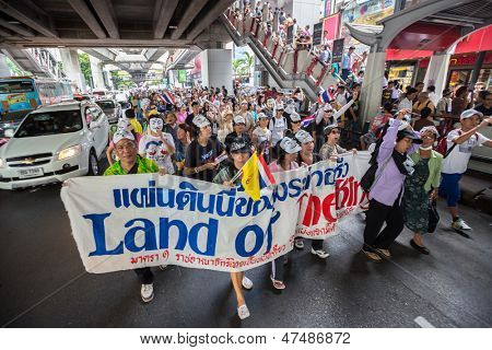 BANGKOK, Tailandia - 30 de junio: manifestantes no identificados, V para grupo de Tailandia, llevan una máscara de Guy Fawkes a 