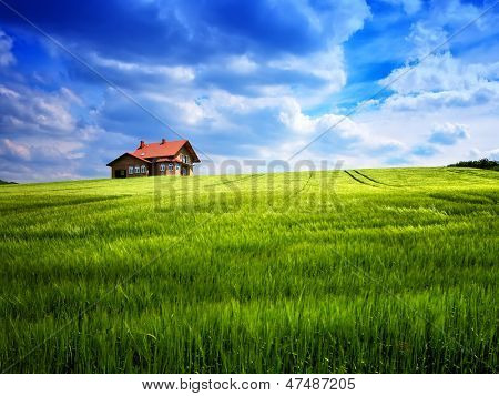 ฤดูร้อนบ้านบนเนินเขาสีเขียว