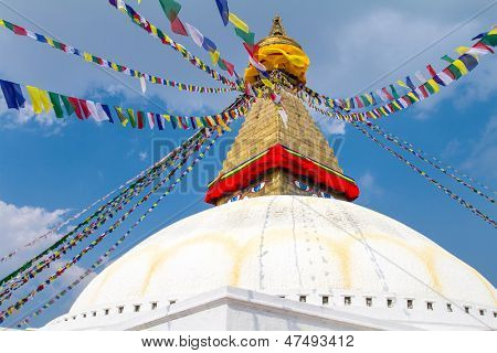 Buddhistická svatyně Boudhanath Stupa s očima moudrost Buddhy a modlí vlajky v Káthmándú, Nepál