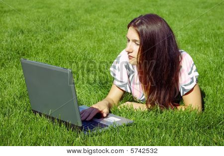 Donne con il computer portatile