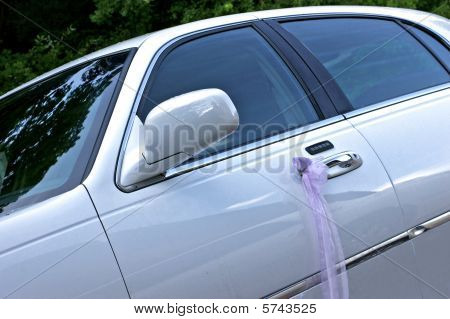 Zdobené, elegantní svatební auto