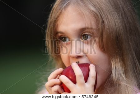 咬苹果