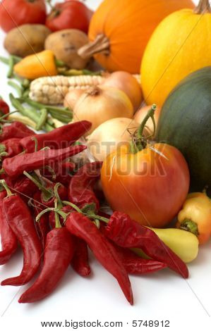 Cosecha. Verduras frescas maduras con pimienta en el centro