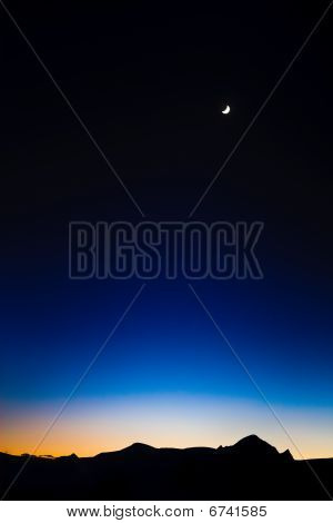 auf dem dunklen blauen Himmel Mond