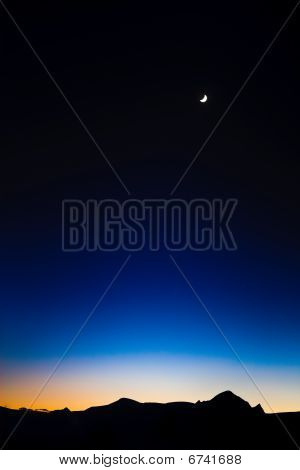 auf dem dunklen blauen Himmel Mond