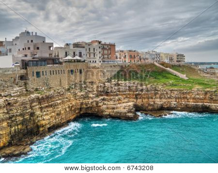 Panoramatický pohled na Polignano. Apulie.
