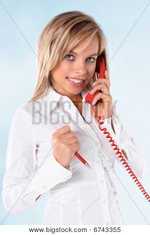 Mladá blondýnka na telefonu