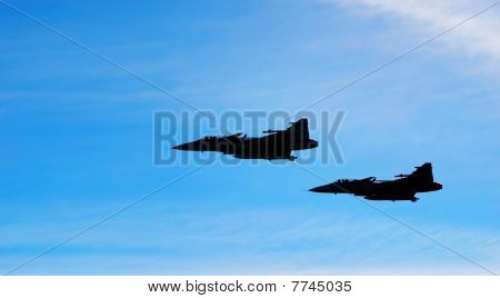 zwei Flugzeuge Jas 39 Gripen auf blauer Himmel