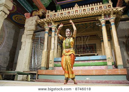 นักเต้น Bharatanatyam วัด