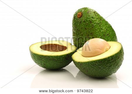 en helhed og et snit avocado