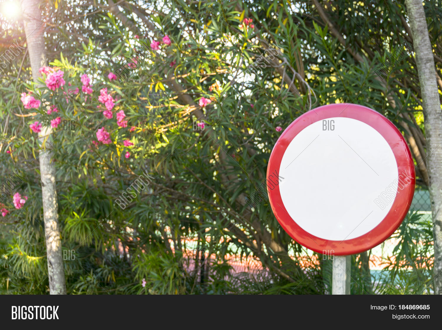 Blank Round Sign Image & Photo (Free Trial) | Bigstock