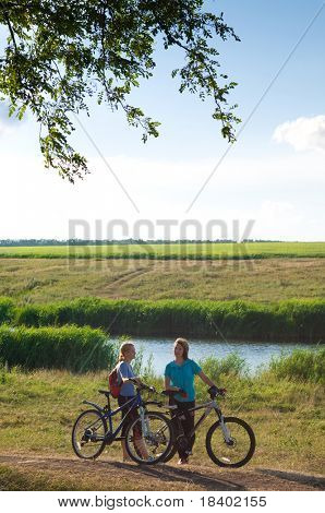dva cyklisty relaxovat, cykloturistika