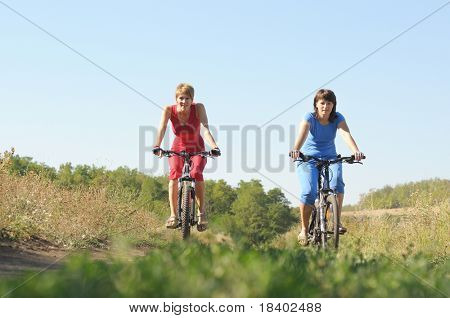 dva cyklisty relaxovat, cykloturistika