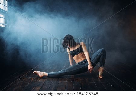 Contemp dancing female performer in dance class