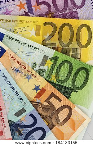 many different euro bills