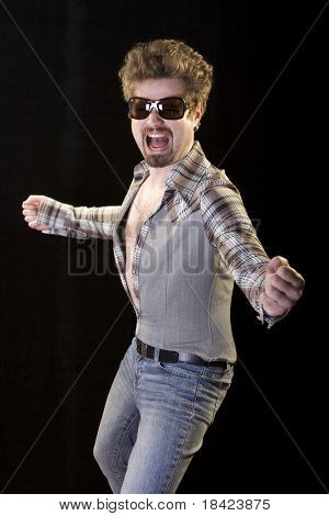 Hete mannelijk model poseren in strak shirt, jeans en zonnebril
