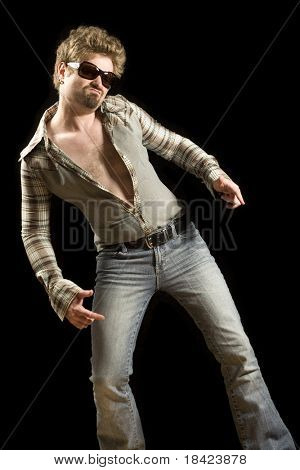 Hete mannelijk model poseren in strak shirt, jeans en zonnebril