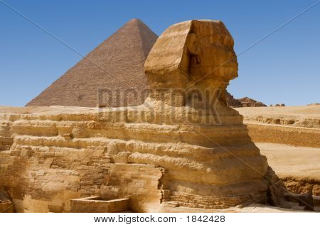 Sfinga a Velká pyramida v Gíze Chufu