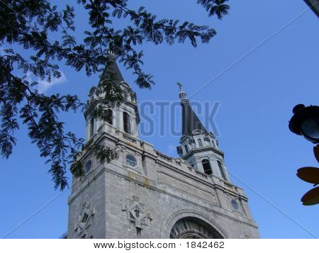 Ağaçlar üzerinde kilise