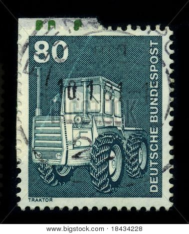 Tyskland-CIRCA 1981:A stempel dedikeret til traktoren er et køretøj, der er specielt designet til at del